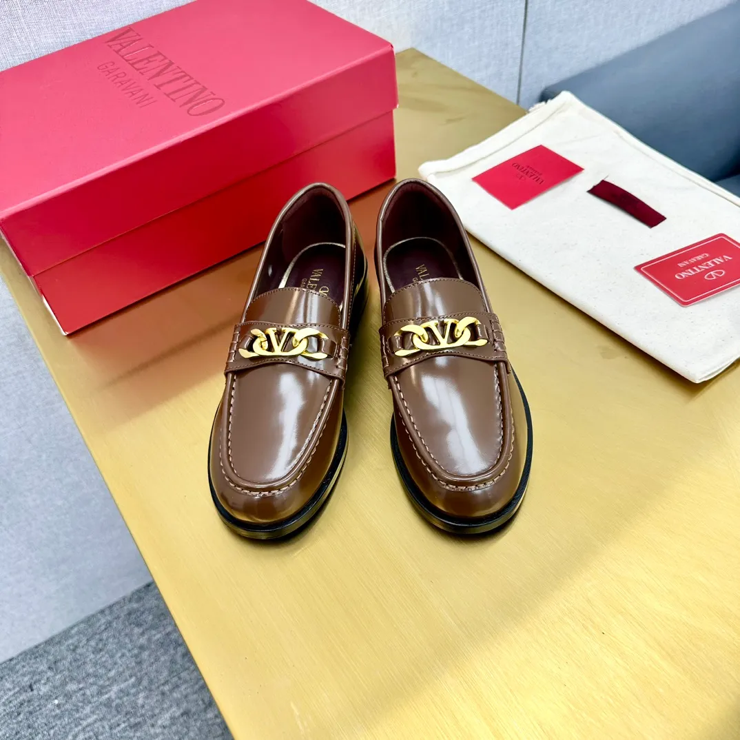 👟👟Ex-factory price 640👟👟 (genuine leather sole) 2024 [VALENTINO] Valentino's early spring fashionable slip-on loafers are hot new🆕 Versatile style with temperament💃🏻 Slay the whole audience immediately when you put it on [Love] The ultra-simple design is more timeless and attractive! Fashionable and neat feeling, it is a magic tool for increasing your height and slimming down ✨ The shoe collar is specially added with anti-wear latex! You won't feel tired after walking all day long🦶🏻 The upper is made of open-edge beaded cowhide fabric and matched with calfskin lining, which is full of texture. The bottom thickness is 4.0cm. Color: black, brown, coffee. Size: 35-40. Available from factory.